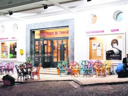 INTEGRACIÓN SOCIAL. La fotógrafa Yto Barrada junto con el productor francés Cyriac Auriol, abrieron la Cinemateca en 2007. ESPECIAL /