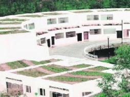 Paisaje. Con una graciosa curva, el conjunto residencial jardinado se hace uno con las laderas y barrancas del paisaje que le rodea.  /