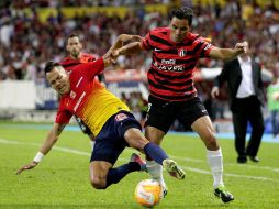 Salinas y Bravo disputan el balón durante el partido. EFE /