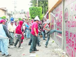 Maestros de la CETEG causan destrozos en su tercer día de protestas en Chilpancingo, donde rechazan la reforma educativa. EFE /