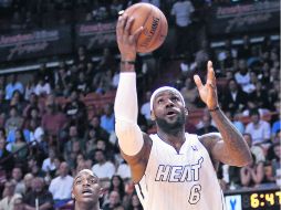 LeBron James se puso a su equipo al hombro, al no contar con la presencia de sus compañeros estrella, Dwyane Wade y Chris Bosh. AP /