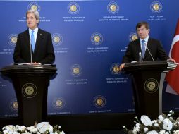 El secretario de Estado estadounidense, John Kerry, y el ministro de Asuntos Exteriores turco, Ahmet Davutoglu. AFP /