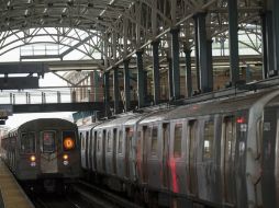 La suspensión de los viajes en tren ha causado el hacinamiento de los pasajeros en algunas estaciones principales como en Alejandría. ARCHIVO /