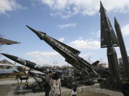 El ministro de defensa surcoreano advierte que Corea del Norte trasladó un misil a la costa este para efectuar un lanzamiento. AP /