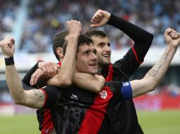 Los jugadores Piti (i) y Leo Baptistao celebran el primer gol del Rayo Vallecano. EFE /