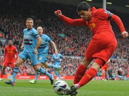 Luis Suárez (d) durante una jugada del partido ante West Ham United. AFP /