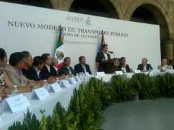 El gobernador de Jalisco (d) durante la firma del acuerdo. ESPECIAL /