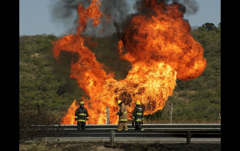 La empresa reitera que todo es provocado por el golpe de una máquina ajena a la petrolera. ARCHIVO /