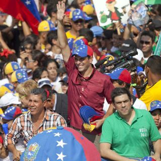Capriles cierra campaña con multitudinario acto en Caracas