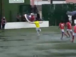 Imagen del festejo del portero luego de conseguir el gol. ESPECIAL /