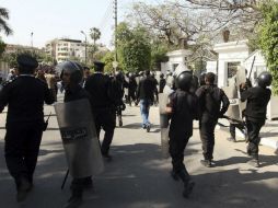 La policía lanzó gases lacrimógenos para dispersar a los cristianos que se encontraban arrojándoles piedras. ARCHIVO /