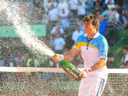 Carlos Berlocq festeja en grande el pase de Argentina a las semifinales de la Copa Davis. EFE /