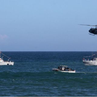 Avión militar cae al mar durante espectáculo