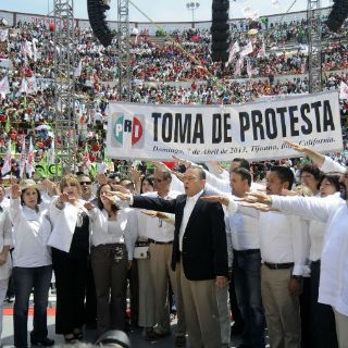 Camacho toma protesta a candidatos en Baja California