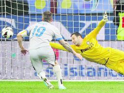 Tres goles en 12 minutos. El primer gol de Denis, del Atalanta, fue por la vía penal al 65’. EFE /