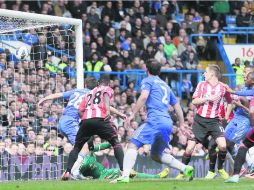 ¿Quién la metió?. El Chelsea vs. Sunderland fue un duelo extraño, ya que cada equipo metió un autogol. AP /