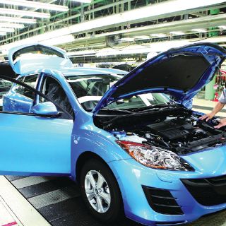 Mazda prende  motores a proveedoras