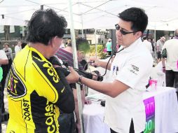 Prevención . Personal de la Secretaría de Salud capitalina toma la presión de manera gratuita. NTX /