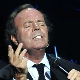 Julio Iglesias reúne en un disco 45 años de carrera