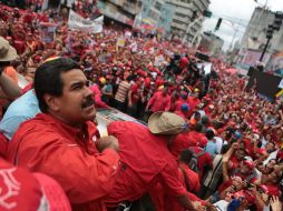 Nicolás Maduro (i), durante una caravana electoral en la ciudad de Maturín, Venezuela. EFE /