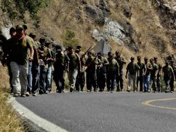 Integrantes de autodefensa en Tixtla marchaban hacia la PGR en Chilpancingo para exigir la libertad de su comandante. SUN /