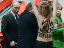 Una mujer con el torso descubierto protestó en la Feria Industrial de Hannover contra el presidente ruso y su sistema político. AFP /