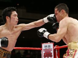 Takashi Miura se proclama monarca superpluma del Consejo Mundial de Boxeo después de noquear a ''El Plátano'' Díaz. AP /