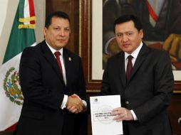 Raúl Plascencia entrega la Agenda Nacional de Derechos Humanos a Miguel Ángel Osorio Chong. ARCHIVO /