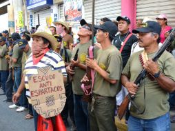 Los policías comunitarios entraron a la capital aún cuando el comandante comunitario fue entregado a los maestros de la CETEG. NTX /