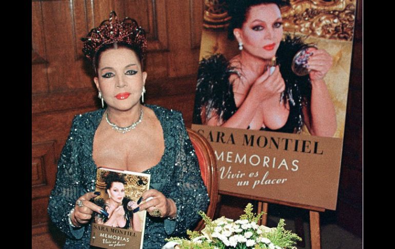 Sara Montiel sostiene su libro ''Vivir es un placer'', donde recopila memorias de su carrera. ARCHIVO /