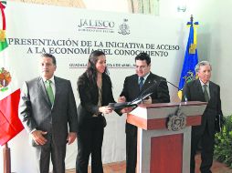 Presentación. Aristóteles Sandoval, gobernador de Jalisco, y Jaime Reyes Robles, secretario de Innovación, Ciencia y Tecnología. EL INFORMADOR /