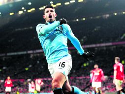 El ''Kun'' Agüero realizó un extraordinario gol, partiendo desde tres cuartos de cancha y llevándose a tres defensas del United. AFP /
