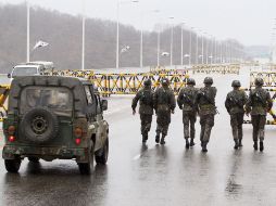 Soldados surcoreanos hacen guardia en el puesto de control fronterizo de la zona desmilitarizada. EFE /