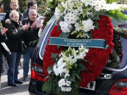 Un grupo de personas aplaude al paso del coche fúnebre con los restos de la actriz Sara Montiel. EFE /