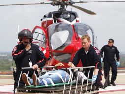 Uno de los heridos en el ataque es trasladado al hospital para recibir atención médica. AP /
