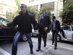 El representante del Banco Central Europeo (BCE) Klaus Masuch (c) llega al Ministerio de Finanzas de Atenas. EFE /