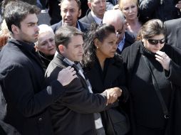 Zeus y Thais (d), hijos de Sara Montiel, fallecida ayer en su domicilio de Madrid. EFE /