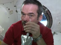 Chris Hadfield explica haciendo una prueba con agua potable que deposita en pequeñas cantidades en uno de sus ojos. ESPECIAL /