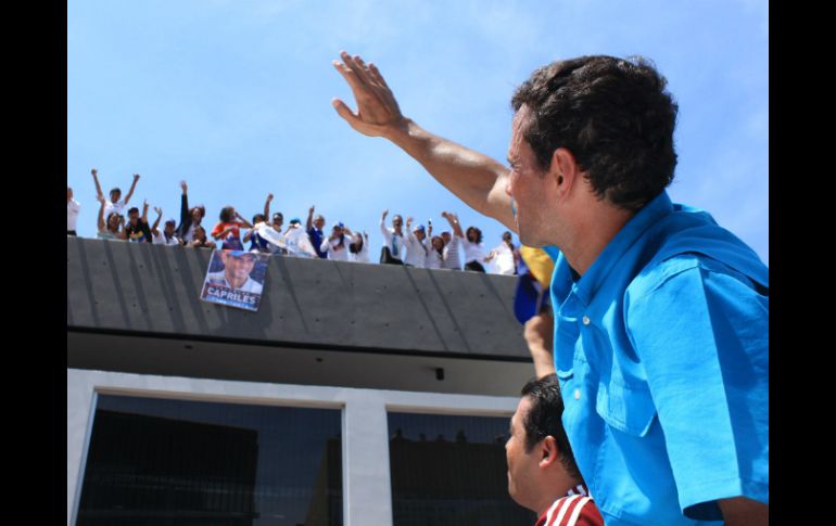 Henrique Capriles saludando a sus seguidores. EFE /