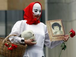 Además de vestir de blanco algunas personas portaron fotografías de víctimas de la violencia en Colombia. AP /