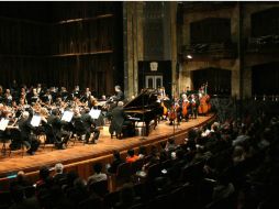 La Orquesta Filarmónica de la Ciudad de México se presentará bajo la dirección artística de José Areán. ARCHIVO /