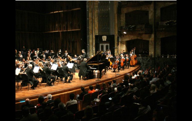 La Orquesta Filarmónica de la Ciudad de México se presentará bajo la dirección artística de José Areán. ARCHIVO /