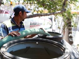 Señala que si los vecinos no dan cierta cantidad a los choferes, no les llevan la pipa a sus casas. ARCHIVO /