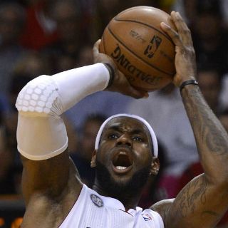 LeBron James guía a los Heat al triunfo ante los Bucks