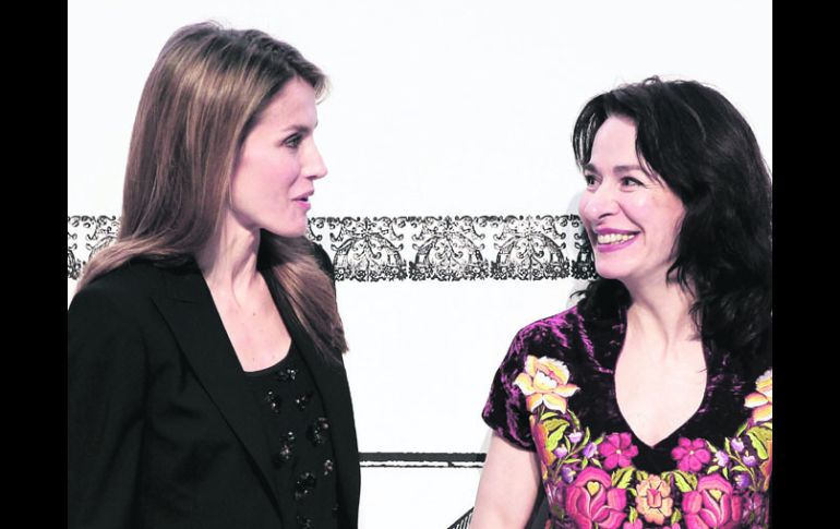 Verónica Murguía (derecha), recibió el premio, dotado con 45 mil 500 dólares, de manos de la princesa Letizia. NTX /