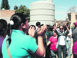 Durante la inauguración de la primera etapa de la red de distribución de agua potable, vecinos manifestaron su inconformidad. EL INFORMADOR /