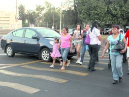 Un auto invade el paso en Obsidiana y Mariano Otero. El cruce requiere mejor infraestructura que facilite el paso a los transeúntes. EL INFORMADOR /