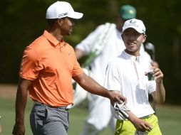 Tiger Woods y Guan Tianlang durante una práctica. EFE /