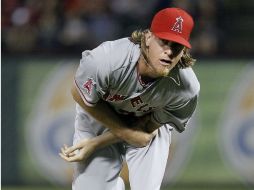 Weaver se duele al ser impactado por una línea. AFP /