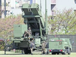 Soldados de la Fuerza Terrestre de Japón alistan en el vehículo lanzador de misiles tierra-aire contra un eventual ataque norcoreano. EFE /